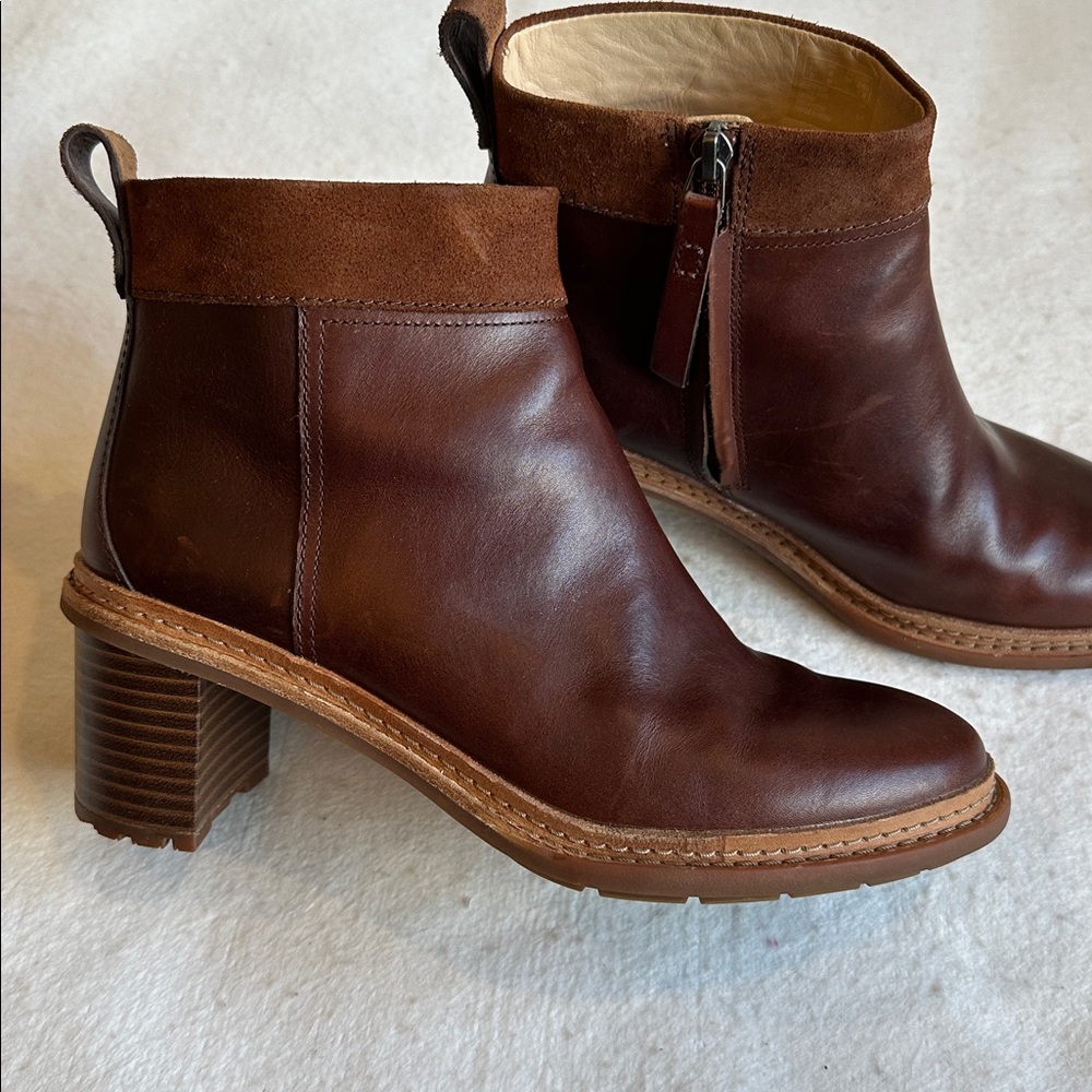 Clarkโs Dark Brown Leather Ankle Boots with Suede Trim & Block Heel size 8M